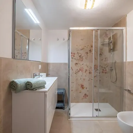 Villa - 1 Min Walk From *