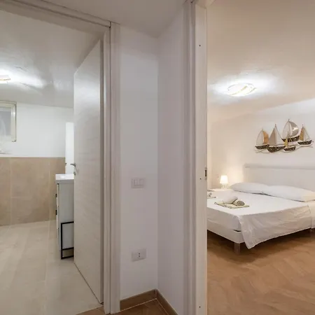 - 1 Min Walk From * Porto Pino
