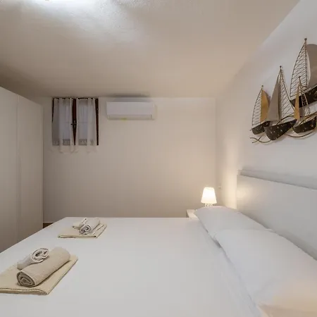 - 1 Min Walk From *