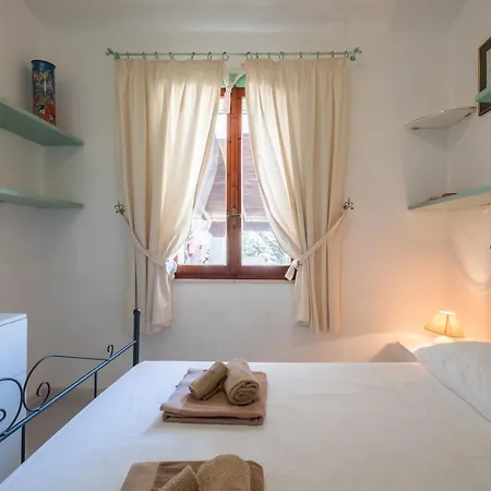 - 1 Min Walk From * Porto Pino