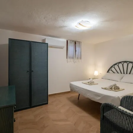 - 1 Min Walk From *