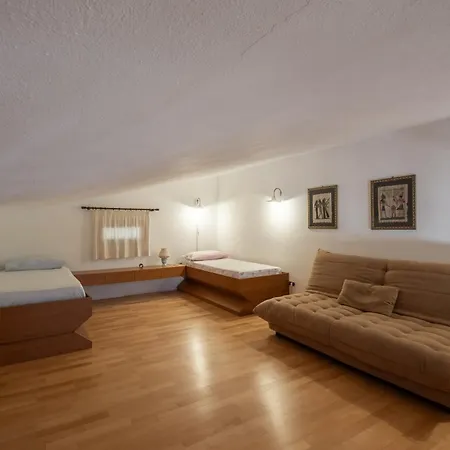 - 1 Min Walk From Villa *